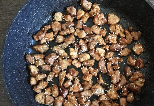 1. Этап. Хот-дог со свининой терияки: В сковороде разогреть растительное масло, добавить мелко нарезанный чеснок и обжарить до появления чесночного аромата. Добавить мясо и обжарить до готовности. В конце добавить соус терияки, перемешать, жарить еще пару минут. При необходимости приправить солью. Огонь выключить, посыпать кунжутом. Отставить в сторону.