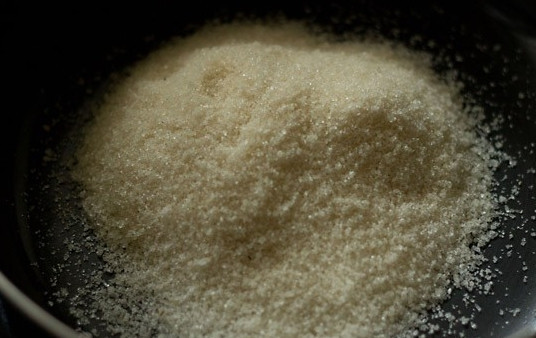 1. Этап. Шоколадно-вишневый торт: 2. В кастрюльку всыпьте сахар.