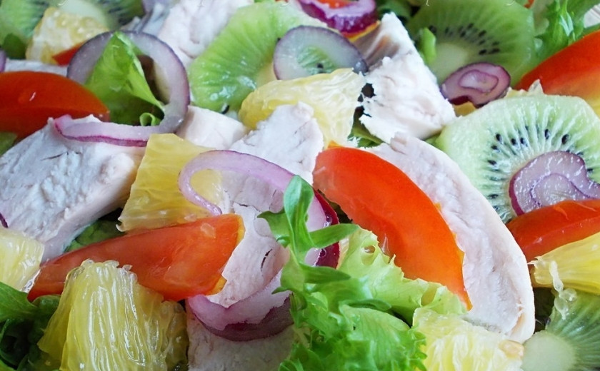 1. Этап. Салат с курицей и киви: Переложите все подготовленные ингредиенты в большой салатник. Отожмите красный маринованный лук, добавьте его в салат с курицей и апельсином и перемешайте. Заправьте маринадом, попробуйте закуску и, если это необходимо, немного досолите ее. Выложите на плоское блюдо. Салат с курицей и киви готов к дегустации, подавайте его на стол.