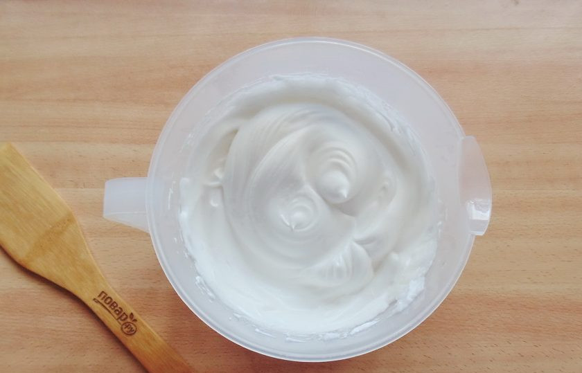 1. Этап. Двухцветный бисквит: Постепенно добавляйте сахар, не переставая взбивать белки.