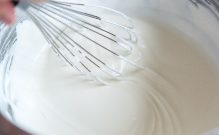 1. Этап. Крем (взбитые сливки): С каждой минутой взбивания вы будете замечать, как сливки увеличиваются в объеме и густеют.