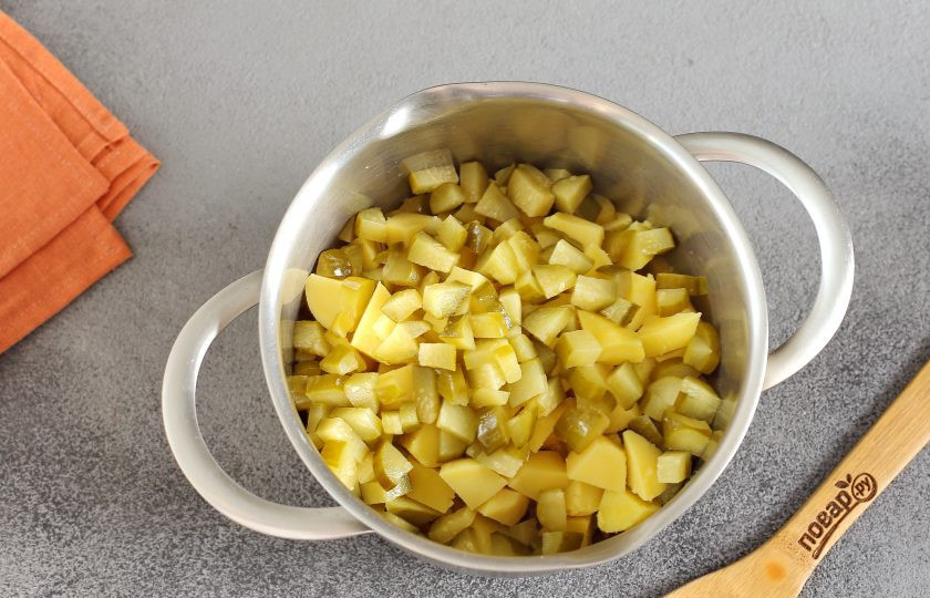 1. Этап. Салат Погребок: Огурцы нарежьте небольшими кубиками и добавьте к остальным ингредиентам.