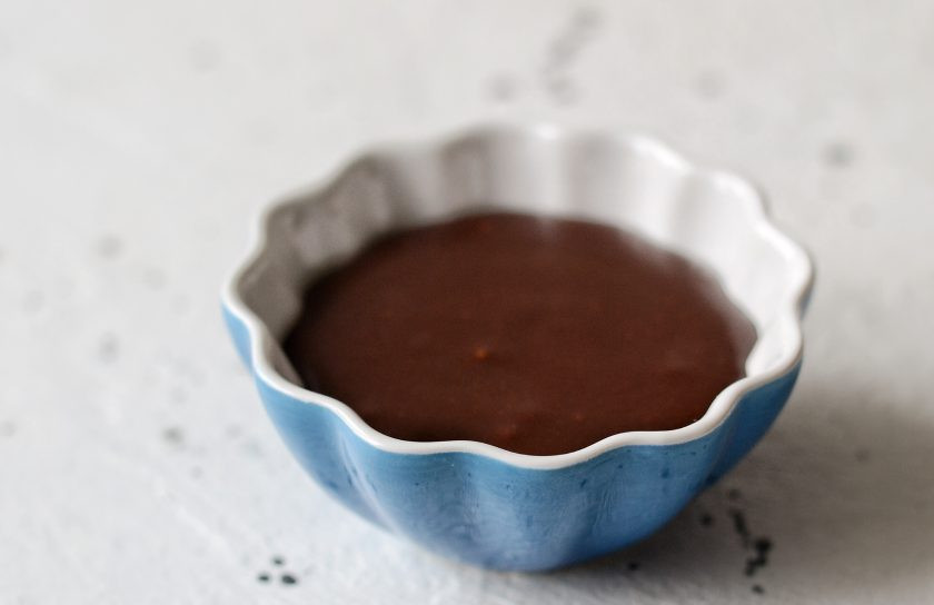 1. Этап. Шоколадный десерт без выпечки: Перелейте массу в формочки. Аккуратно разровняйте.