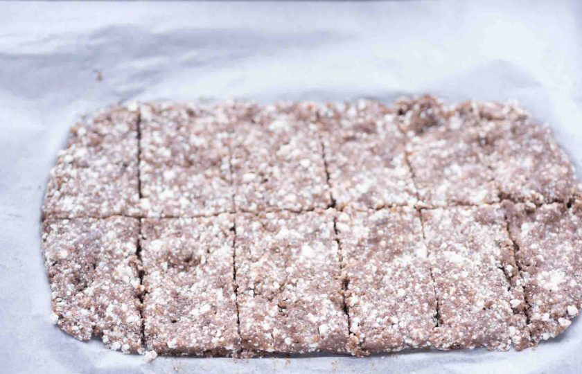 1. Этап. Диетические творожные хлебцы с отрубями: На пергаменте для выпекания (силиконизированном) распределите приготовленную массу ложкой и увлажненными руками в пласт толщиной примерно в 0.4-0.5 см. и ножом сделайте насечки для того, чтобы после выпекания удобно было поделить на хлебцы. Выпекайте хлебцы в уже разогретой до 180 градусов духовке в течение 15 минут.