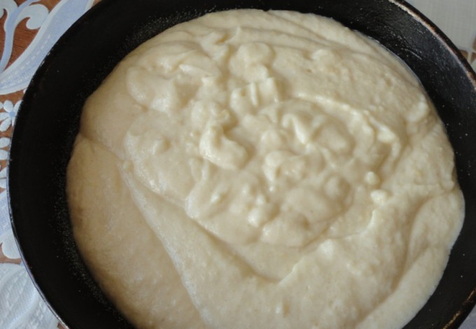 1. Этап. Манник без яиц: Затем вливаем кефир, тщательно перемешиваем все до однородного состояния и добавляем соду, гашеную уксусом. Форму смазываем растительным маслом и посыпаем манкой, аккуратно перекладываем в нее приготовленное тесто.