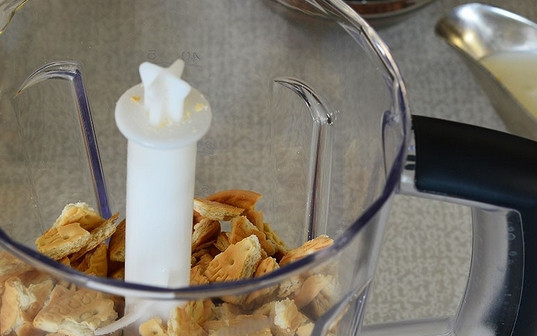 1. Этап. Сладкая колбаса в домашних условиях: 1. Измельчим большую часть печенья в мелкую крошку, а некоторую часть оставим крупными кусочками.