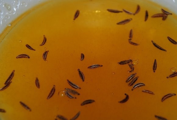 1. Этап. Свиная рулька по-немецки: Духовку разогрейте до 210 градусов. В миске смешайте тмин с пивом и мёдом.