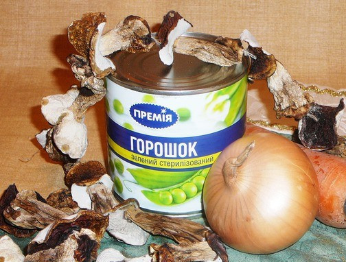 1. Этап. Салат из сушеных грибов: 1. Подготовим ингредиенты. Грибы заливаем кипятком, а когда набухнут - промываем и отвариваем в подсоленной воде.