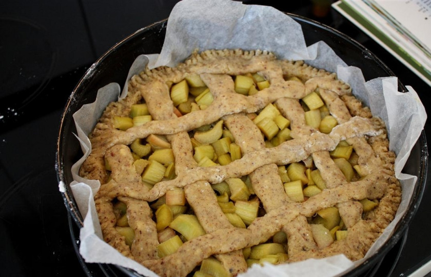 1. Этап. Линцский торт: 6. Теперь в форму для запекания помещаем половину теста, чтобы были бортики. Выкладываем начинку, и с остатков теста формируем жгутики. Украшаем сверху, - и в разогретую духовку на полчаса!