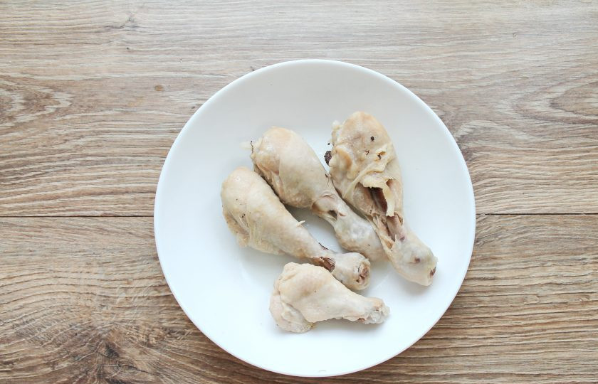 1. Этап. Томатный суп с кинзой: В кастрюлю налейте воду, немного посолите, положите вымытую и порезанную курицу и варите на среднем огне в течение 30 минут после закипания, снимая пену. Спустя время курицу достаньте и остудите.