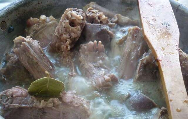 1. Этап. Утиные желудки: Спустя это время посолите и добавьте лавровый лист.