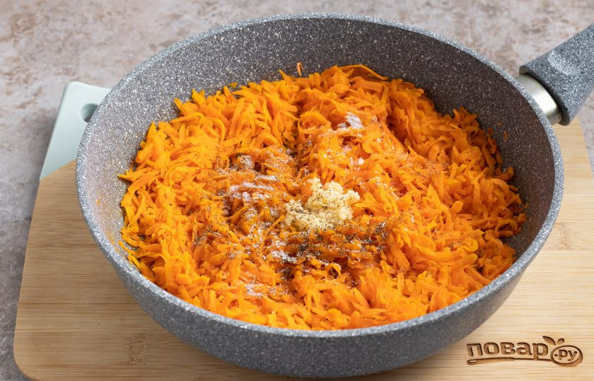 1. Этап. Паштет из моркови с грецкими орехами: Тушите морковь на небольшом огне около 20 минут под крышкой. При необходимости можно подлить немного воды.