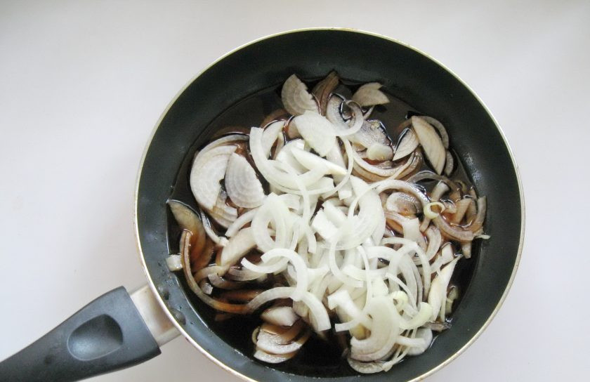 1. Этап. Курица в кисло-сладком луковом соусе: Три крупные луковицы очистите, помойте и нарежьте. Выложите в соус.