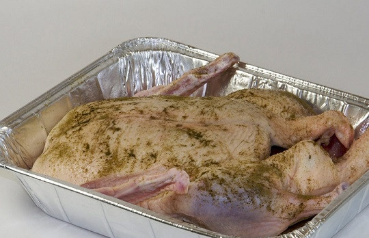 1. Этап. Утка в духовке: 2. Соедините соль, перец, специи (в данном случае сушеный майоран), натрите ими птицу со всех сторон.