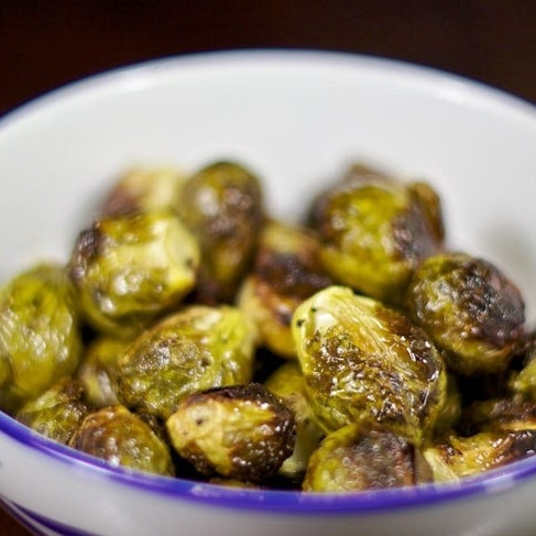 1. Этап. Гарнир из брюссельской капусты: Подаем в качестве гарнира. Приятного аппетита! :)