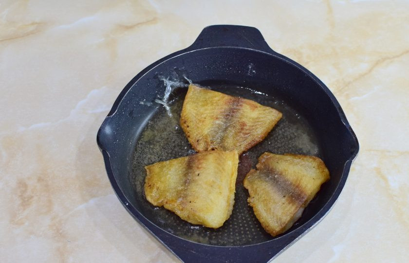 1. Этап. Филе тилапии в муке на сковороде: Готовьте тилапию на небольшом огне по 2-3 минуты с каждой стороны. Рыба станет аппетитного золотистого цвета.