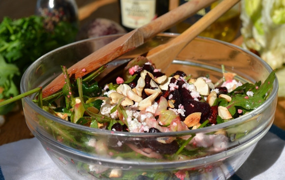 1. Этап. Салат из рукколы с кедровыми орешками: Сделайте заправку из горчицы, мёда, соли, масла и уксуса. Все продукты смешайте и заправьте. Салат готов! Приятного аппетита!