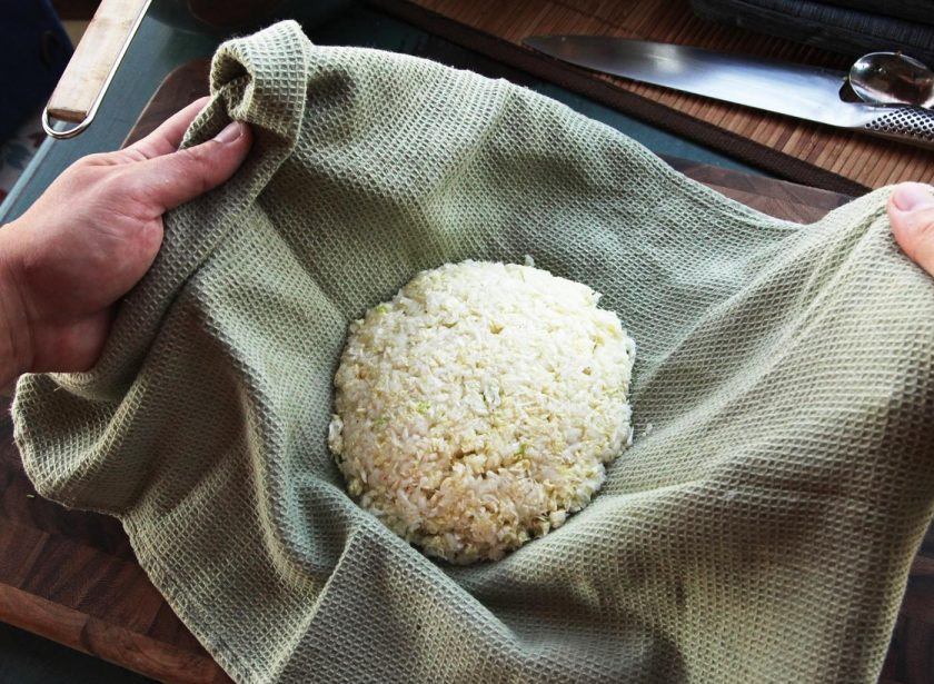 1. Этап. Японские пельмени Гедза со свининой: 2. Соедините с солью, разомните руками и оставьте минут на 10. После выложите на чистое полотенце.