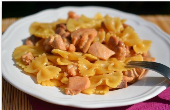 1. Этап. Паста с курицей и медом: Раскладывайте по тарелочкам и желайте друг другу приятного аппетита :)