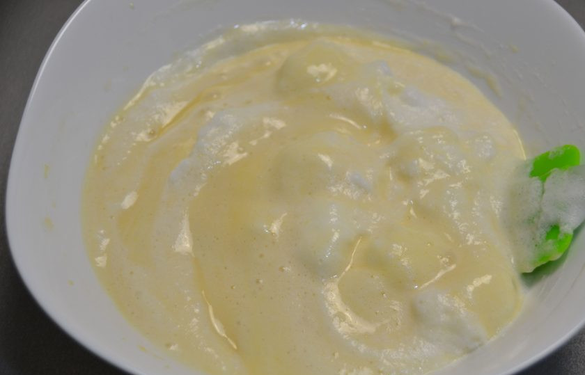 1. Этап. Мандариновый торт на Новый год: Тесто смешанное со взбитыми белками.