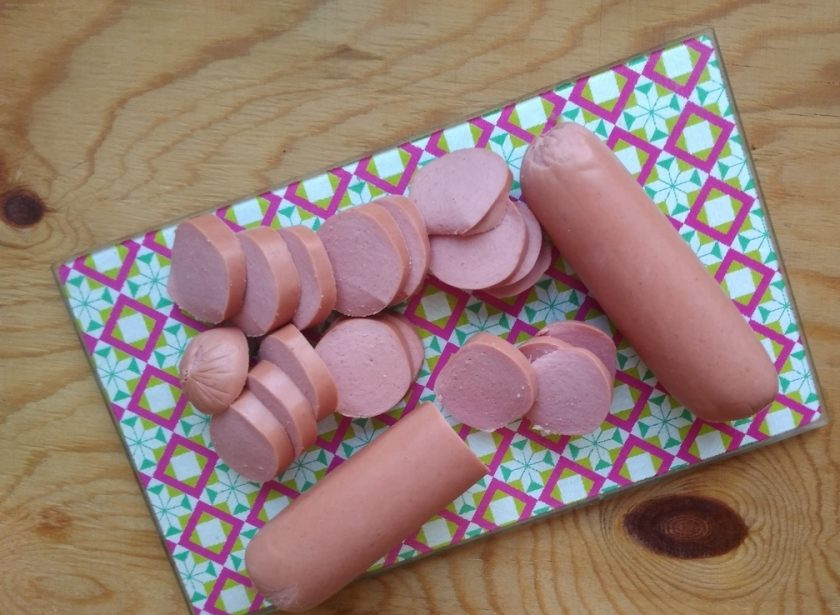 1. Этап. Сосиски под соусом с макаронами: 3. В это время нарежьте сосиски или сардельки тонкими кружками.