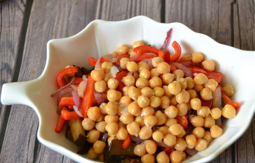 1. Этап. Кавказский салат: Добавьте в салат отварной или консервированный нут.