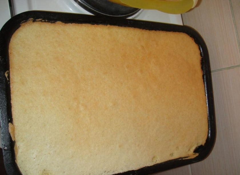 1. Этап. Торт Черепаха со сметаной: 6. Отправьте форму в разогретый до 190 градусов духовой шкаф и выпекайте до готовности (до румяной корочки).