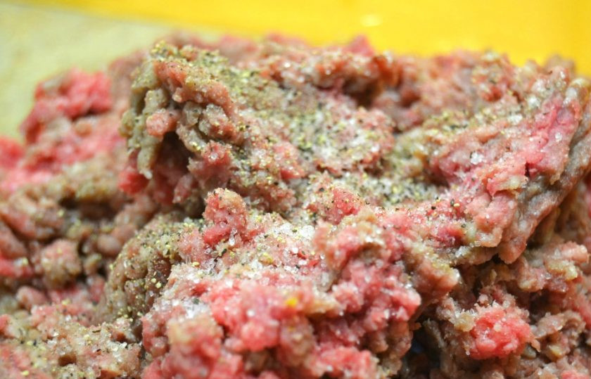 1. Этап. Картофельные зразы с начинкой из фарша: 7. В отдельной миске посолите и поперчите фарш, перемешайте.