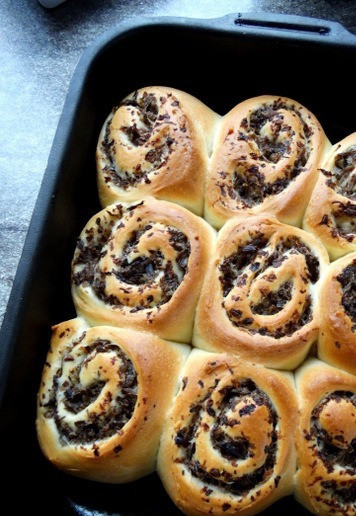 1. Этап. Булочки с грибами под сырной глазурью: Выпекать при температуре 180 градусов до румяного состояния. Примерно 13-15 минут.