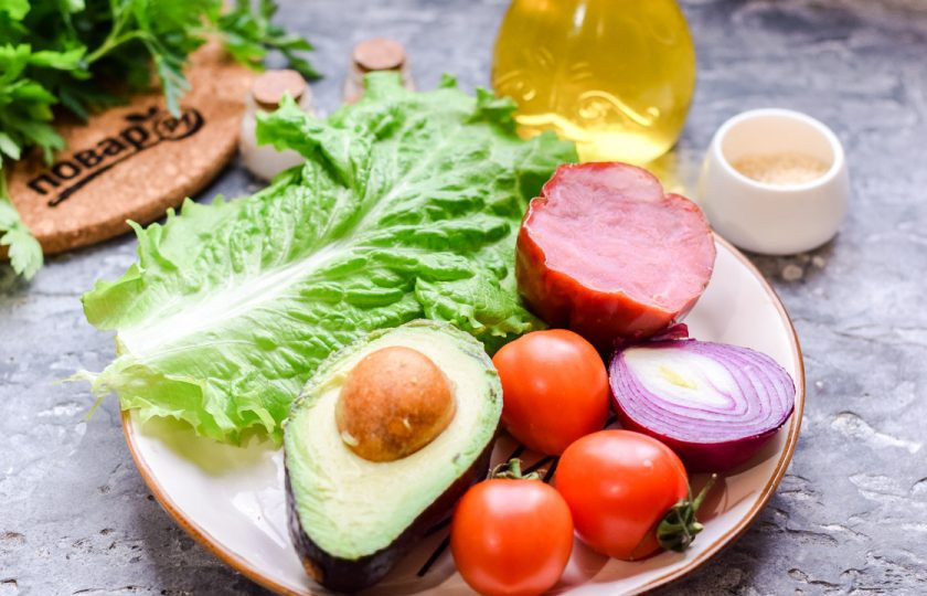 1. Этап. Салат из авокадо с ветчиной: Подготовьте ингредиенты.