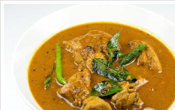 1. Этап. Классическое куриное карри: В отдельную сковороду добавьте 1 ч.л. масла и обжарьте немного семян горчицы, добавьте чуть-чуть лука-шалот, листья карри и пару порезанных чили. Обжаривайте пока листья кари не станут хрустящими, полейте этой смесью курицу карри. Готово. Приятного аппетита. Это блюдо хорошо сочетается с рисом.