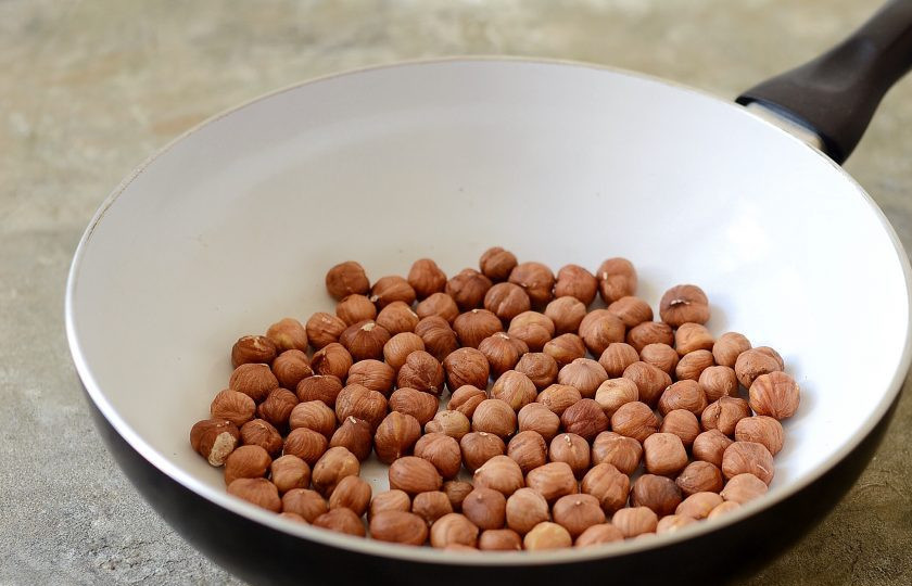 1. Этап. Веганская нутелла: Фундук обжарьте в сковороде до румяного цвета.