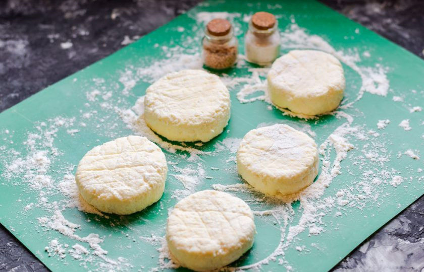 1. Этап. Сырники для диабетиков: Сформируйте сырники, можно обвалять слегка в муке. Запекайте сырники в духовке при температуре 180 градусов по 10 минут с каждой стороны.