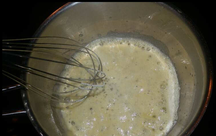 1. Этап. Цветная капуста для кормящей мамы: 2. Делаем соус. Масло растопим на сковороде и добавим муку. Обжарим немного, пока мука не станет желтой.