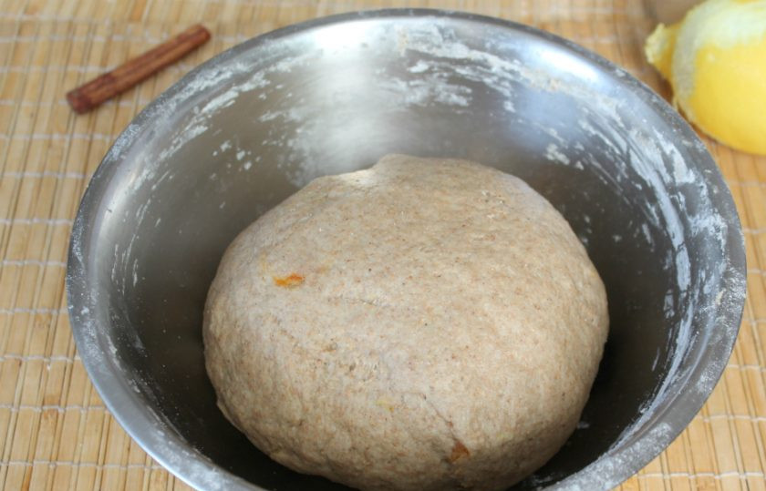 1. Этап. Кулич с корицей: Замешиваем тесто. Муки понадобится, примерно, 4-5 стаканов. Тесто вымешиваем минут 7, пока оно не станет эластичным и мягким. Оставляем тесто в миске и накрываем полотенцем. Ставим миску в теплое место на 30 минут. Тесто начнет подходить.