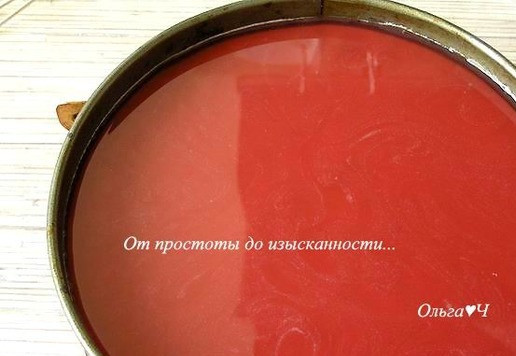 1. Этап. Торт Два шоколада и лесные ягоды: Приготовьте желе. Желатин замочите в части сока из лесных ягод до набухания. Затем нагрейте до растворения кристаллов желатина, добавьте оставшийся сок, сахар и лимонный сок, перемешайте. Перел0ейте желе в форму на уже застывший мусс. Уберите в холодильник до полного застывания.