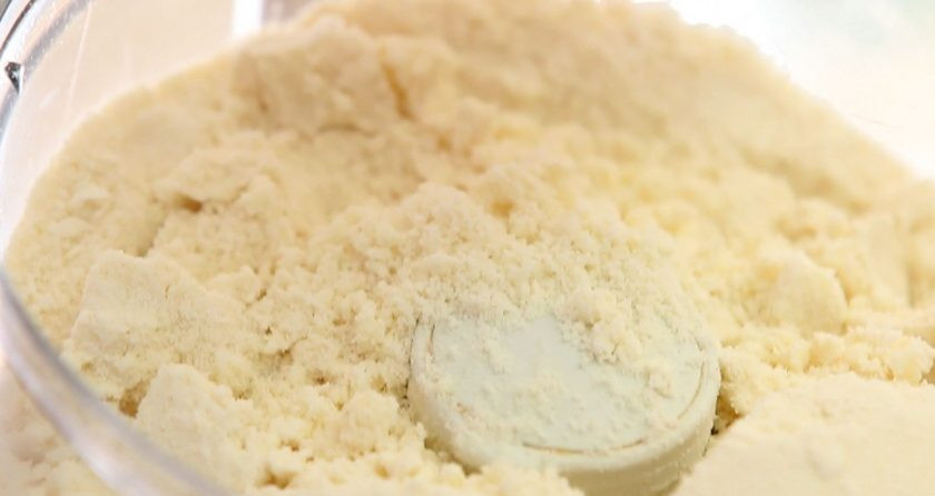 1. Этап. Кейкпопсы Валентинки: 1. Муку и соль с маслом измельчите в миксере или разотрите руками в крошку.