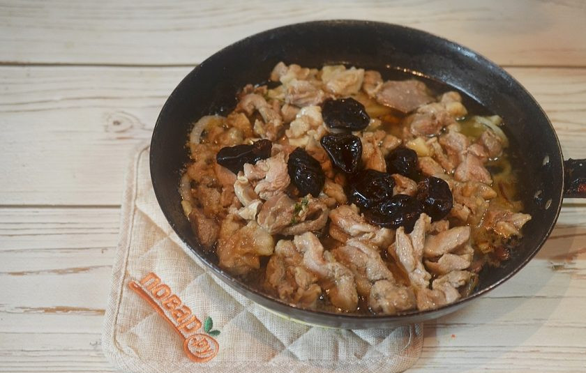 1. Этап. Баранина в пиве с пряными сливами: 9. Добавьте чернослив с настоем и тушите еще 30 минут.