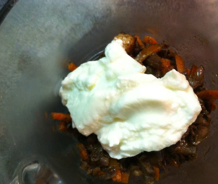 1. Этап. Французский паштет: Перекладываем уже немного остывшую печень с овощами в глубокую миску. Достаем сметану или густой натуральный йогурт, соединяем с нашей смесью. Берем погружной блендер, с его помощью измельчаем все ингредиенты до консистенции паштета.