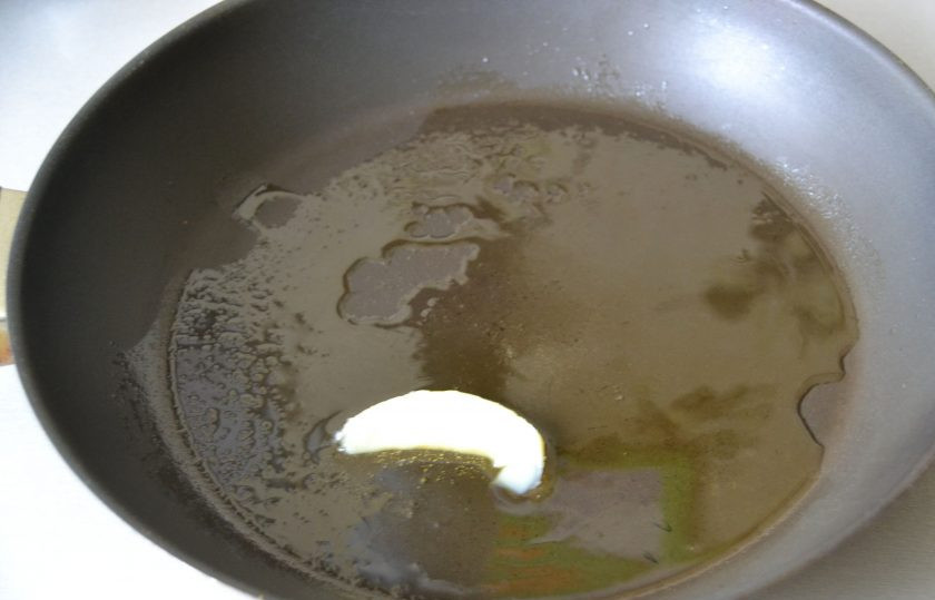 1. Этап. Скалопини: На хорошо разогретую сковороду влейте 2 ст. ложки оливкового масла, добавьте топленое сливочное масло.