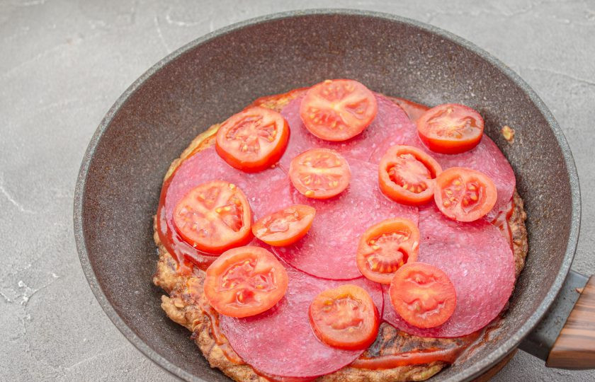 1. Этап. Пицца из кабачков без муки на сковороде: Затем кружочки помидоров.