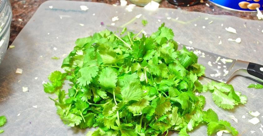 1. Этап. Салат с арахисом: Нарубите зелень.