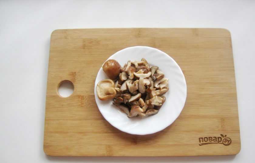 1. Этап. Солянка с солеными грибами: Соленые грузди нарежьте произвольно, но не очень мелко.