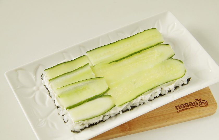 1. Этап. Салат Суши: Сверху в один слой положите огуречные слайсы.
