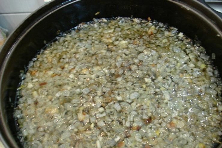 1. Этап. Голень куриная фаршированная: 2. Луковицы чистим и моем, нарезаем мелким кубиком и отдельно обжариваем на сковороде до золотистого цвета.