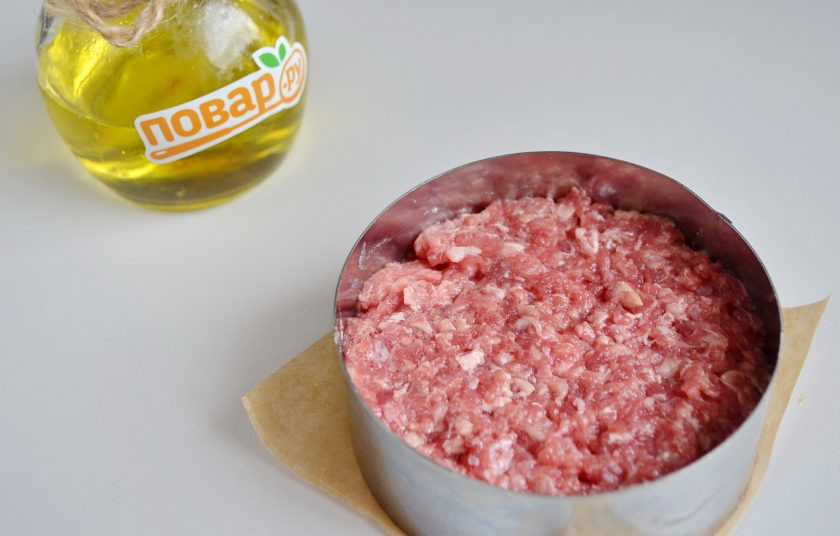 1. Этап. Очень вкусный бургер: 4. Фарш уложите в кулинарное кольцо, придайте прессом форму. Можно просто руками сделать котлету по диаметру булочки или чуть больше, ведь он ужаривается. Котлету обжарьте с двух сторон до золотистой корочки и прозрачного сока.