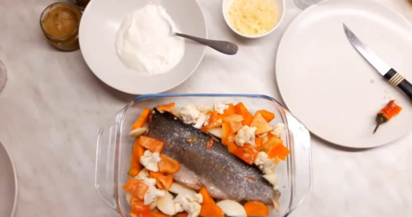 1. Этап. Рыба, запеченная с овощами (гратен): 1. На дно формы для запекания выложите фасоль, сверху положите форель. Посолите рыбу внутри. Добавьте нарезанные крупными кусочками морковь, лук, разделенную на части цветную капусту и немного мелко нарезанного горького перца. Посыпьте сверху розмарином.