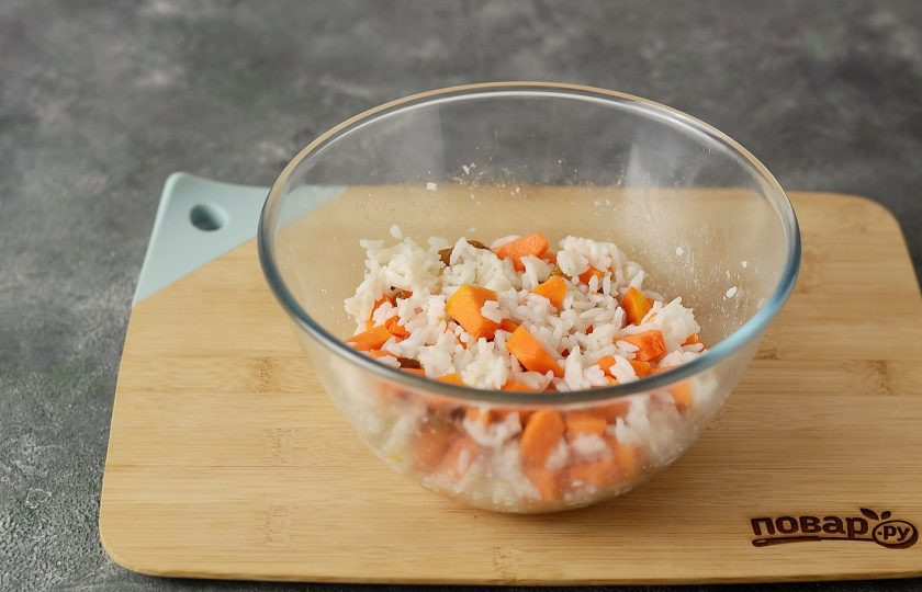 1. Этап. Бэлиш с тыквой: Смешайте тыкву с рисом, сахаром и изюмом для начинки.