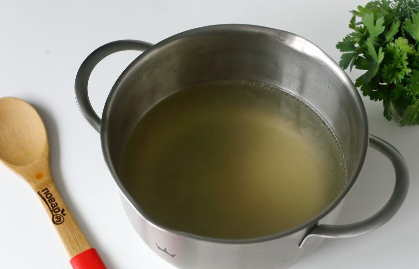 1. Этап. Суп с гречкой и фасолью: Когда бульон будет готов, процедите его, а мясо отделите от костей и порежьте кусочками.