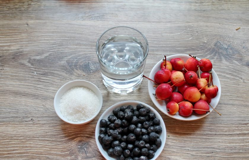 1. Этап. Компот из ранеток и черноплодки: Подготовьте все необходимые ингредиенты для приготовления компота из ранеток и черноплодки. Рябину снимите с веточек и вымойте, ранетки переберите и тоже сполосните. Дайте воде стечь.